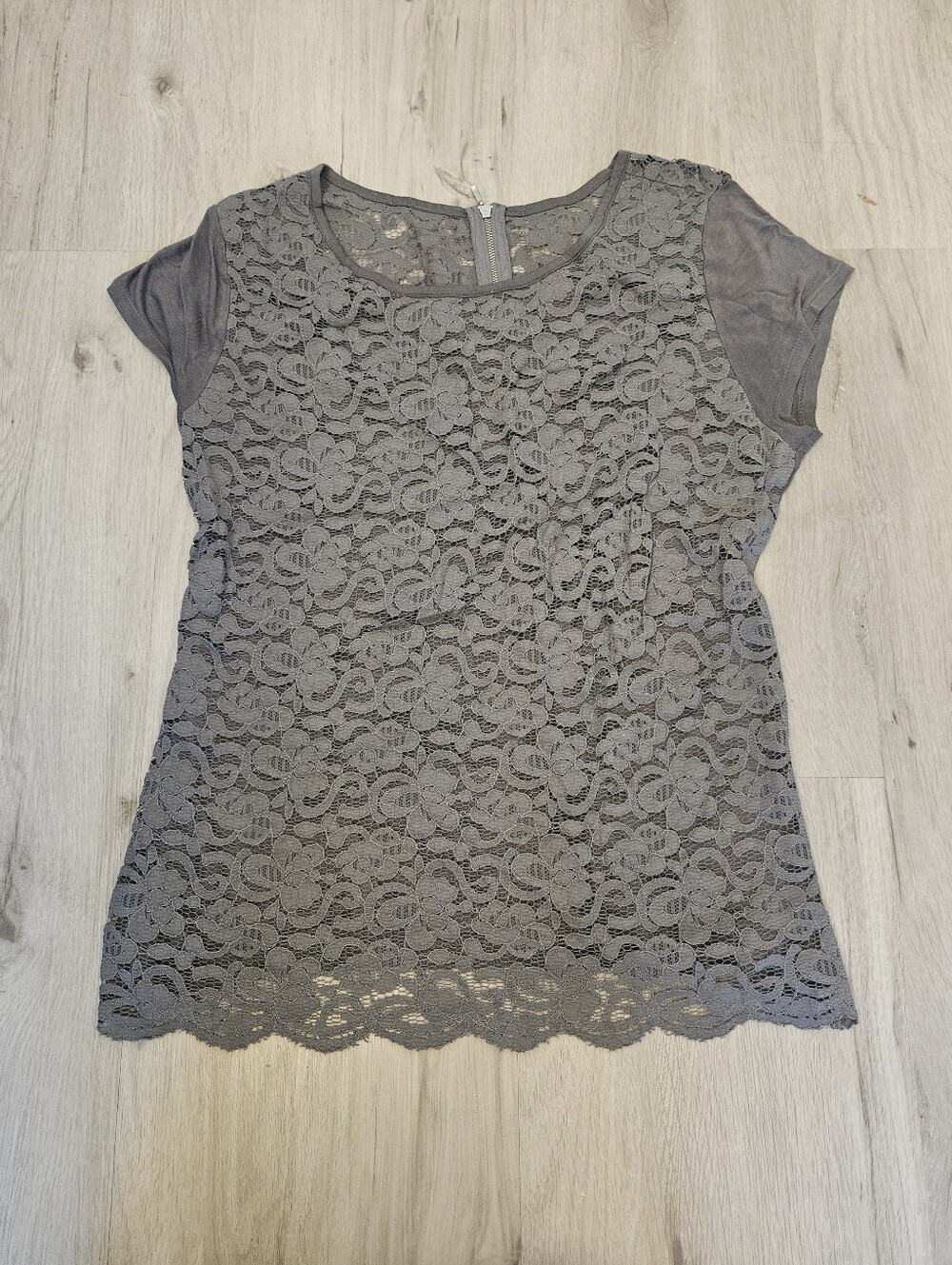 New York & Company Gray Short Sleeve Lace Overlay Zip-up Large Shirt